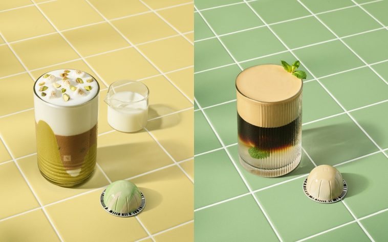 Dwa letnie napoje przygotowane z kawy Nespresso – po lewej warstwowy napój z mlekiem, pianką i pistacjami na żółtych kafelkach, po prawej chłodna kawa z miętą i pianką na zielonych kafelkach, obok każdej z nich kapsułka Nespresso.