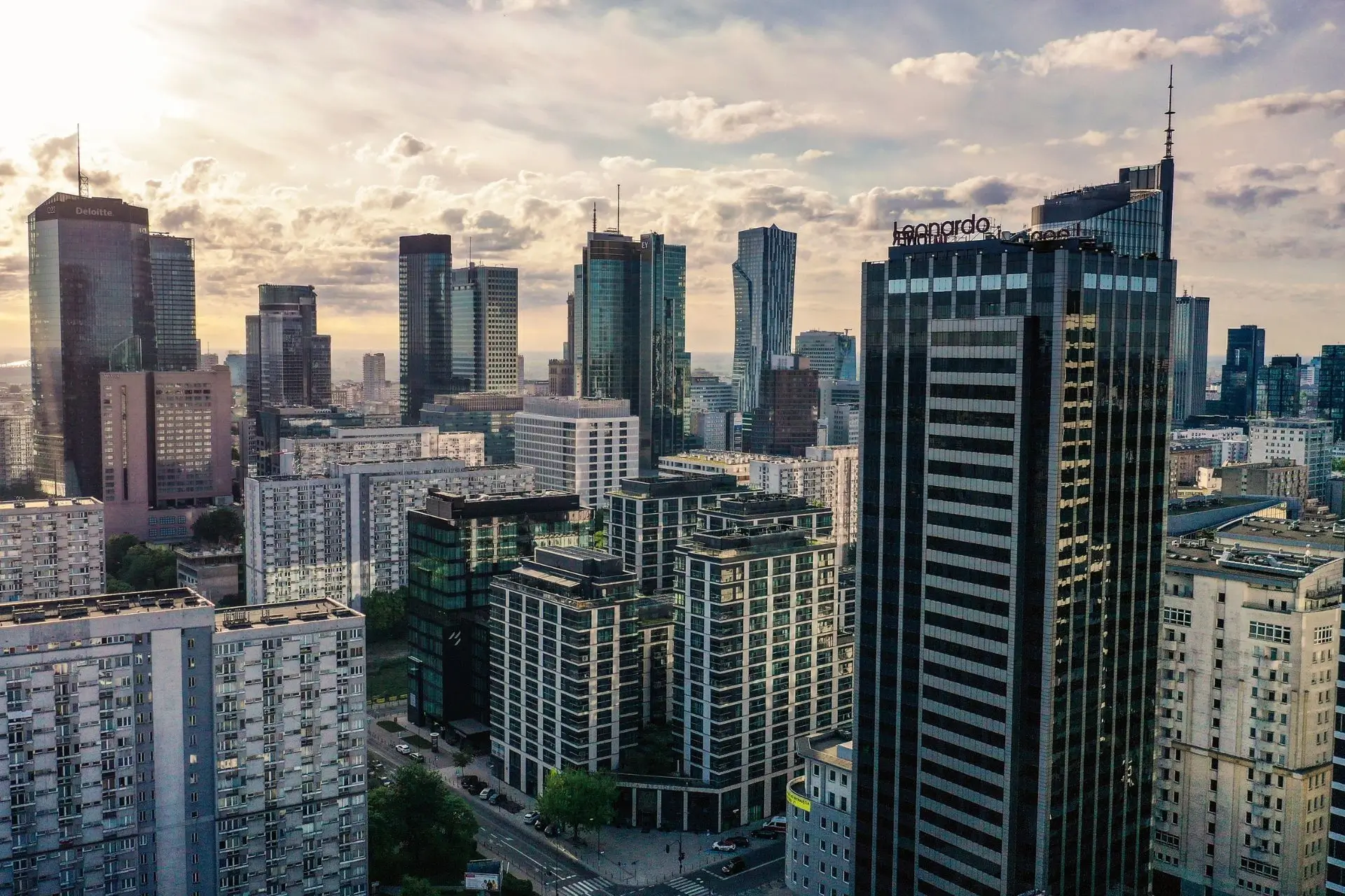 Wieżowiec JM Tower w Warszawie z logo Leonardo Hotels.