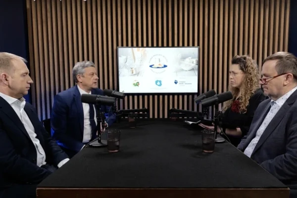 Cztery osoby debatują przy stole a temat polskiego mleczarstwa