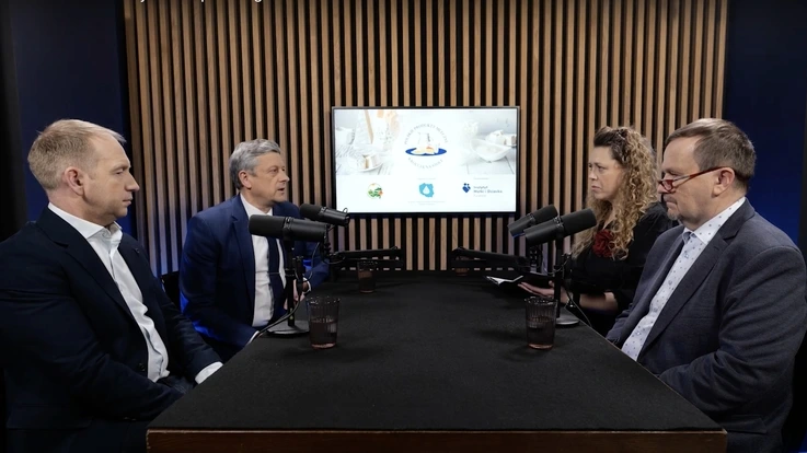 Cztery osoby debatują przy stole a temat polskiego mleczarstwa